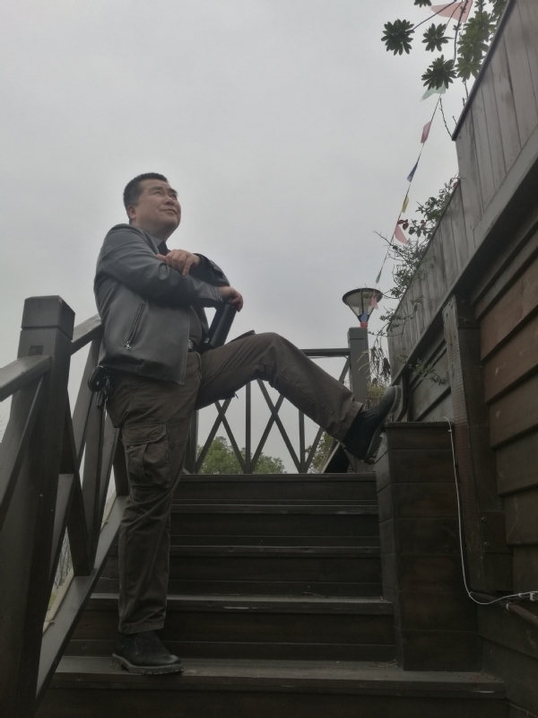 孤单背影的第一张照片--基督教相亲网