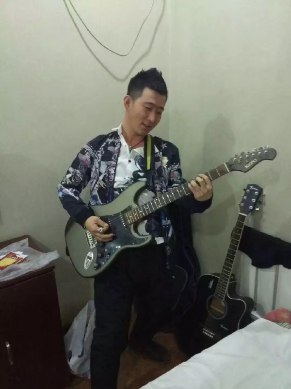小吉他的第一张照片--基督教相亲网